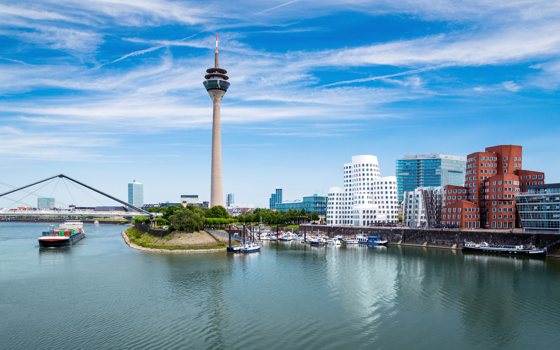 Düsseldorfer Medienhafen mit Rheinturm und Gehry-Bauten